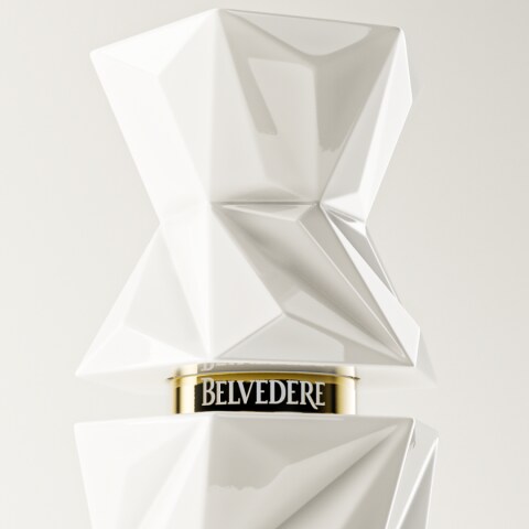 Verschiedene Perspektiven, die das luxuriöse Design der Flasche Belvedere 10 zeigen.